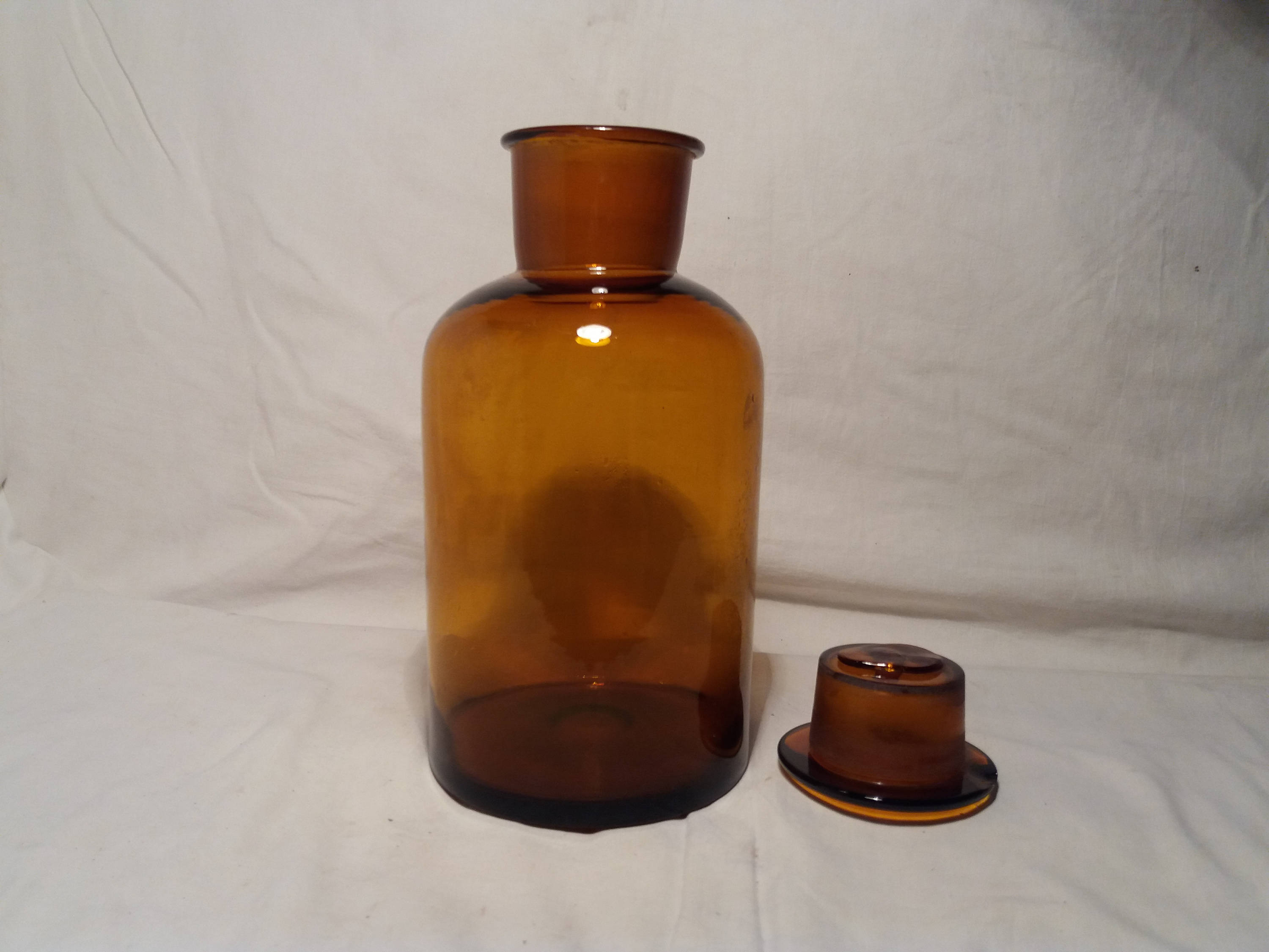 琥珀色の装飾用ガラス瓶 琥珀色の装飾用ガラス瓶 琥珀色の装飾用ガラス瓶 琥珀色の装飾