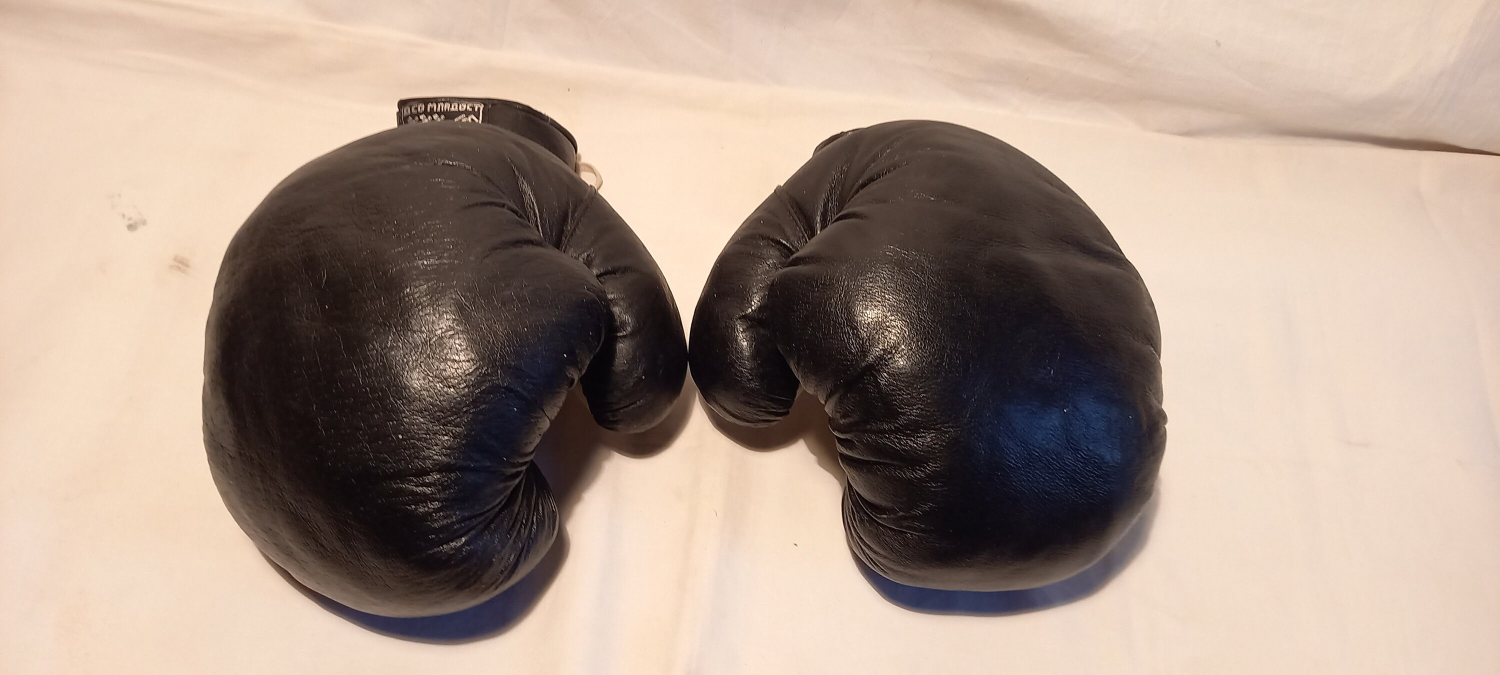 Toys & Games Sports & Outdoor Recreation Martial Arts & Boxing Boxing Gloves Vintage 1970's Dark Brown & White Leather Boxing Gloves. 