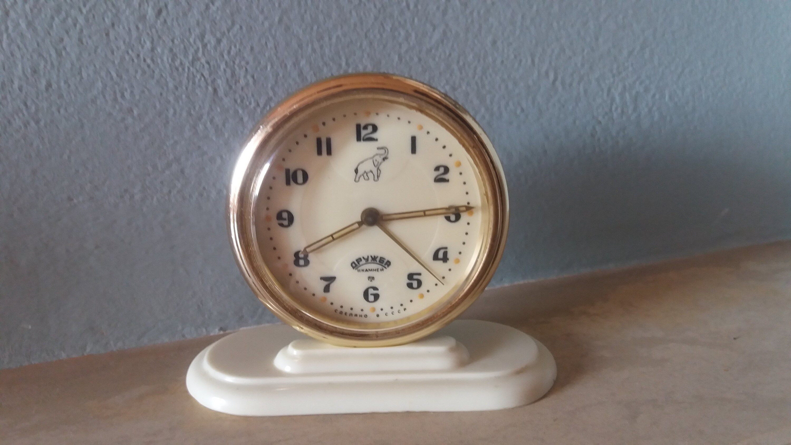 1950年代のヴィンテージ機械式目覚まし時計。ブランド：ДРУЖБА