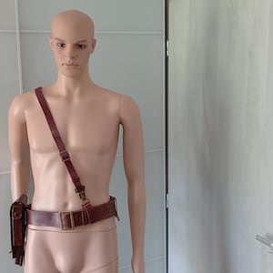 Vintage Militär Set: LUGER PARABELLUM P-08 Dunkelrotes Lederholster, Gürtelband und Schultergurt