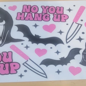 Può includere: Un foglio di adesivi rosa e nero con due immagini di Ghostface della serie di film Scream. Il foglio di adesivi include anche pipistrelli, cuori, stelle e due coltelli. Il testo "NO YOU HANG UP" è ripetuto due volte sul foglio di adesivi.