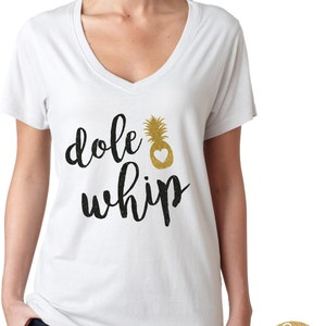 Camiseta Dole Whip con corazón de piña y brillo mágico