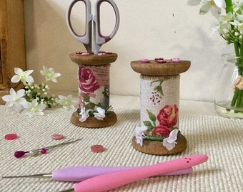 Rose Scissor Holder With Scissors / Vintage Roses