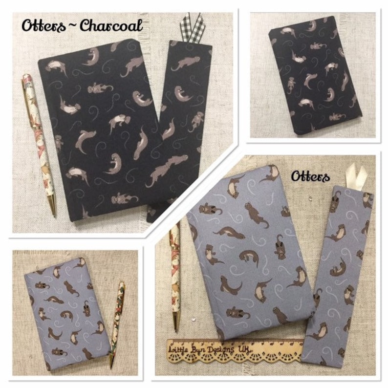 Op de afbeelding: Met stof beklede notitieboekjes en bijpassende boekenleggers met een otterpatroon in antraciet en lichtblauw. De antracietkleurige set bevat een pen, terwijl de lichtblauwe set wordt getoond met een pen en een houten liniaal.