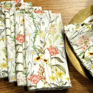 Floral Cloth Dinner Napkins - Vintage Wildflowers - Botanical Sketches Cottage Core - Spring Kitchen Table Decor - Cotton Fabric Set of 4,6