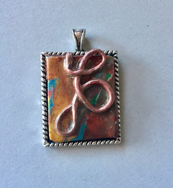 Pendant in Multicolored Swirl Design