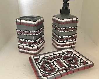 Juego de dispensador de jabón/loción y soporte para cepillo de dientes para baño, color rojo, negro y gris