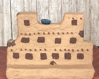 Edificio de adobe de varios niveles estilo pueblo del suroeste