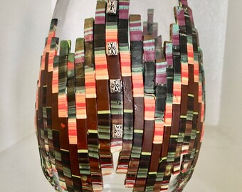 Jarrón de vidrio decorado con patrón Bargello de arcilla polimérica