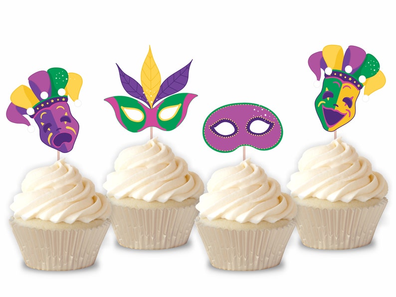 Puede incluir: Cuatro cupcakes decorados con adornos tem&aacute;ticos de Mardi Gras. Los adornos son morados, verdes y dorados y presentan m&aacute;scaras y caras de buf&oacute;n.