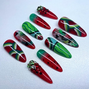 Unhas Postiças com Arte de Melancia | Unhas de Verão Pintadas à Mão | Unhas Longas em Formato Amendoado | Unhas com Detalhes em Cristal | Conjunto Marcante | Tamanho Grande