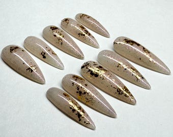 Lange stiletto pers op de nagels | Handgemaakte herbruikbare duurzame gelnagels | Bruidsnagels bladgoud maat Small