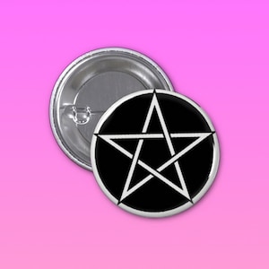 Könnte beinhalten: Ein schwarzer und weißer Knopf mit einem Pentagramm-Design. Das Pentagramm ist weiß und der Hintergrund ist schwarz.