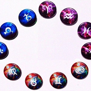 Puede incluir: Doce botones redondos y coloridos con símbolos del zodíaco y un fondo de galaxia. Los símbolos son Aries, Tauro, Géminis, Cáncer, Leo, Virgo, Libra, Escorpio, Sagitario, Capricornio, Acuario y Piscis.