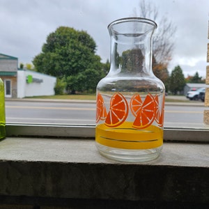Jarra vintage com fatias de laranja e listras amarelas, cozinha vintage