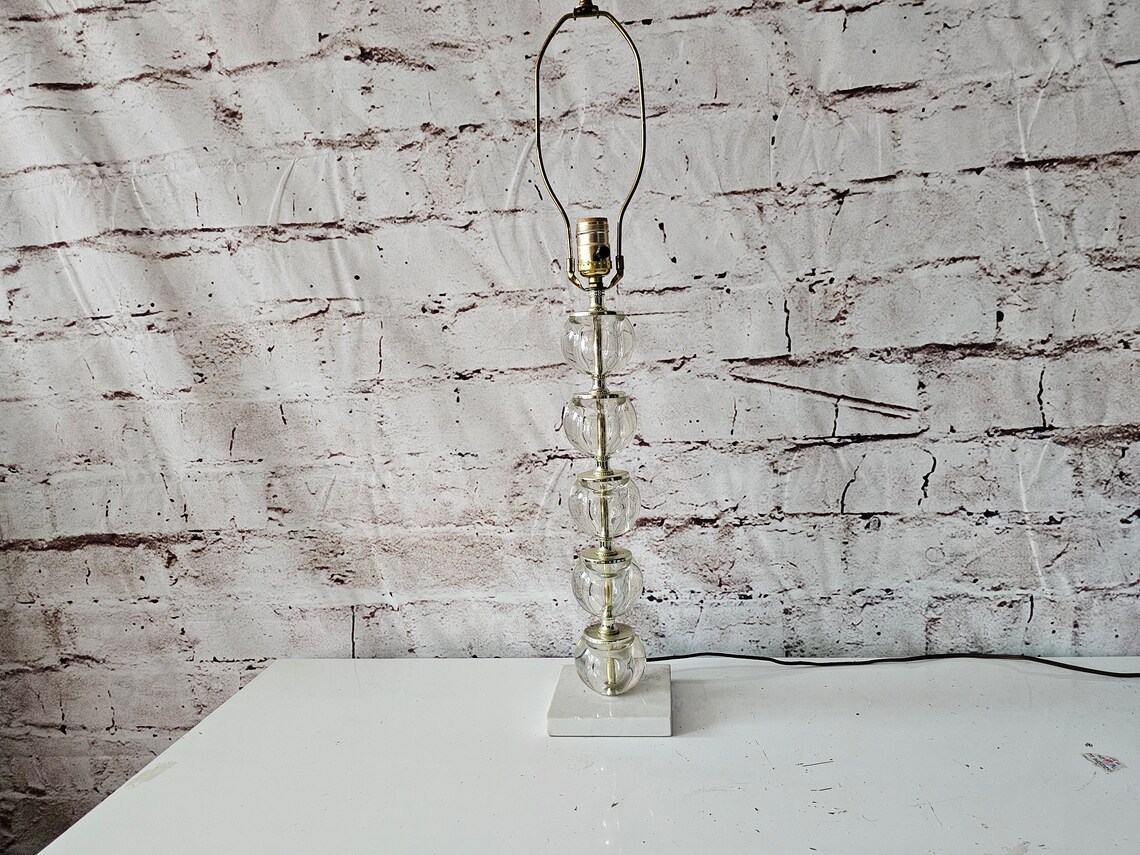 Vintage Clear Glass Stacked Balls,Orbs and Brass Table Lamp, Versatile Lighting, can be used in both Hollywood Regency Or Modern Decor, MCM, photo 2 sur 5