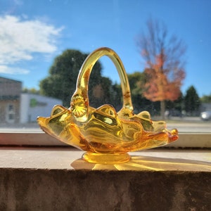 Viking Art Glass Epic Double Crimp 8-inch Amber Basket