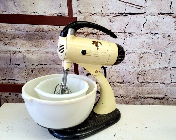 Vintage Sunbeam Mixer Mixmaster Kitchen Aid, Work Horse 1948, Pyrex Original Mixing Bowl