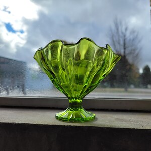Vintage L E Smith Avocado Green Pedestal Handkerchief Bowl