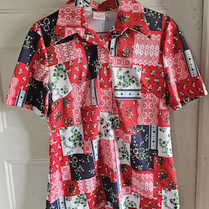 Blusa vintage de patchwork de los años 70 / Camisa de punto retro con estampado floral rojo, blanco y azul / Top estilo pradera boho con cuello disco / Estampado calico del bicentenario / Talla pequeña
