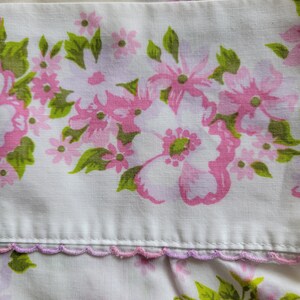 Vintage 60s/70s Floral Flat Pillowcases Pair