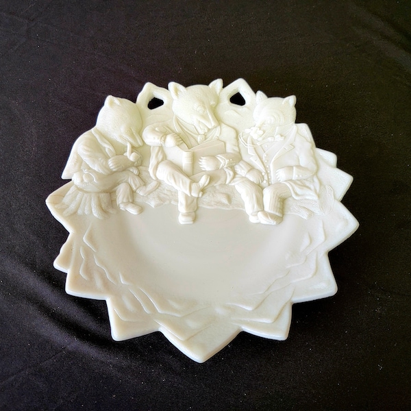 Westmoreland White Milk Glass Plate Three Wolves Reading Smoking Looking Glass