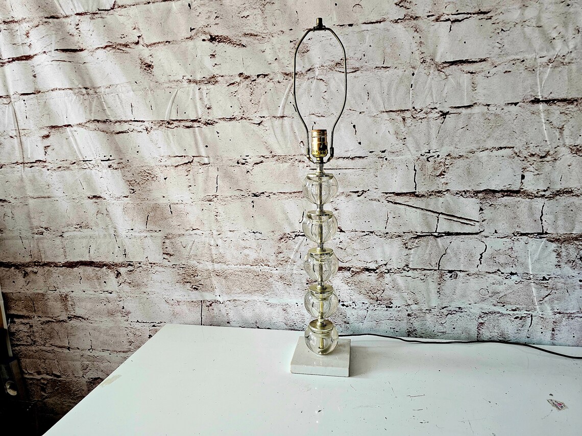 Vintage Clear Glass Stacked Balls,Orbs and Brass Table Lamp, Versatile Lighting, can be used in both Hollywood Regency Or Modern Decor, MCM, photo 1 sur 5
