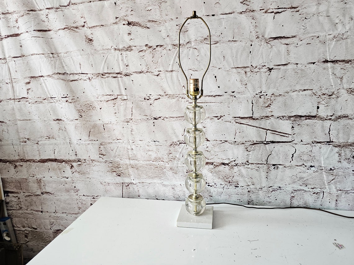Vintage Clear Glass Stacked Balls,Orbs and Brass Table Lamp, Versatile Lighting, can be used in both Hollywood Regency Or Modern Decor, MCM, photo 3 sur 5