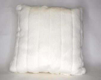 cuscini decorativi e coperta in pelliccia sintetica scolpita in visone bianco