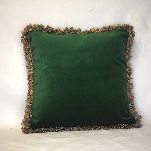 Grünes und goldenes Samt Zierkissen fürs Sofa
