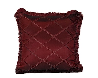 Almohada decorativa personalizada bordada en seda burdeos con flecos