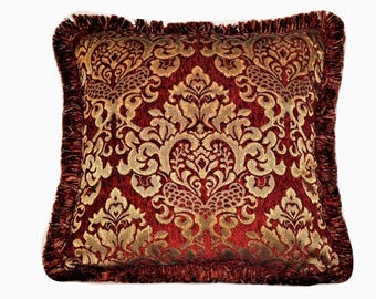 Stora broderade chenille damask röda och guldfärgade dekorativa kuddar i ränder, enfärgade och andra mönster med fransar tillverkade i USA