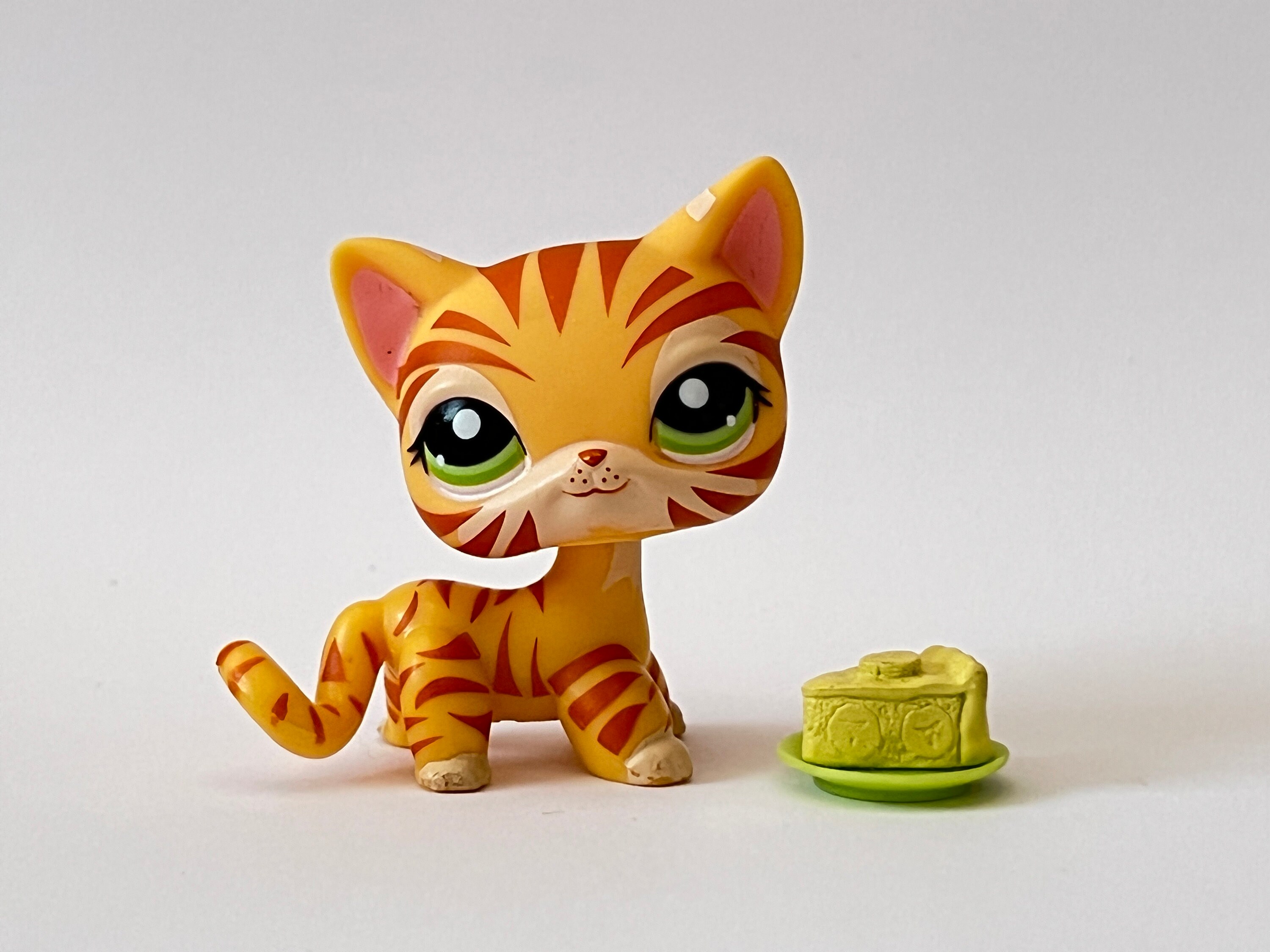 Littlest Pet Shop Shorthair Cat # 2194 Advent Calendar with cute