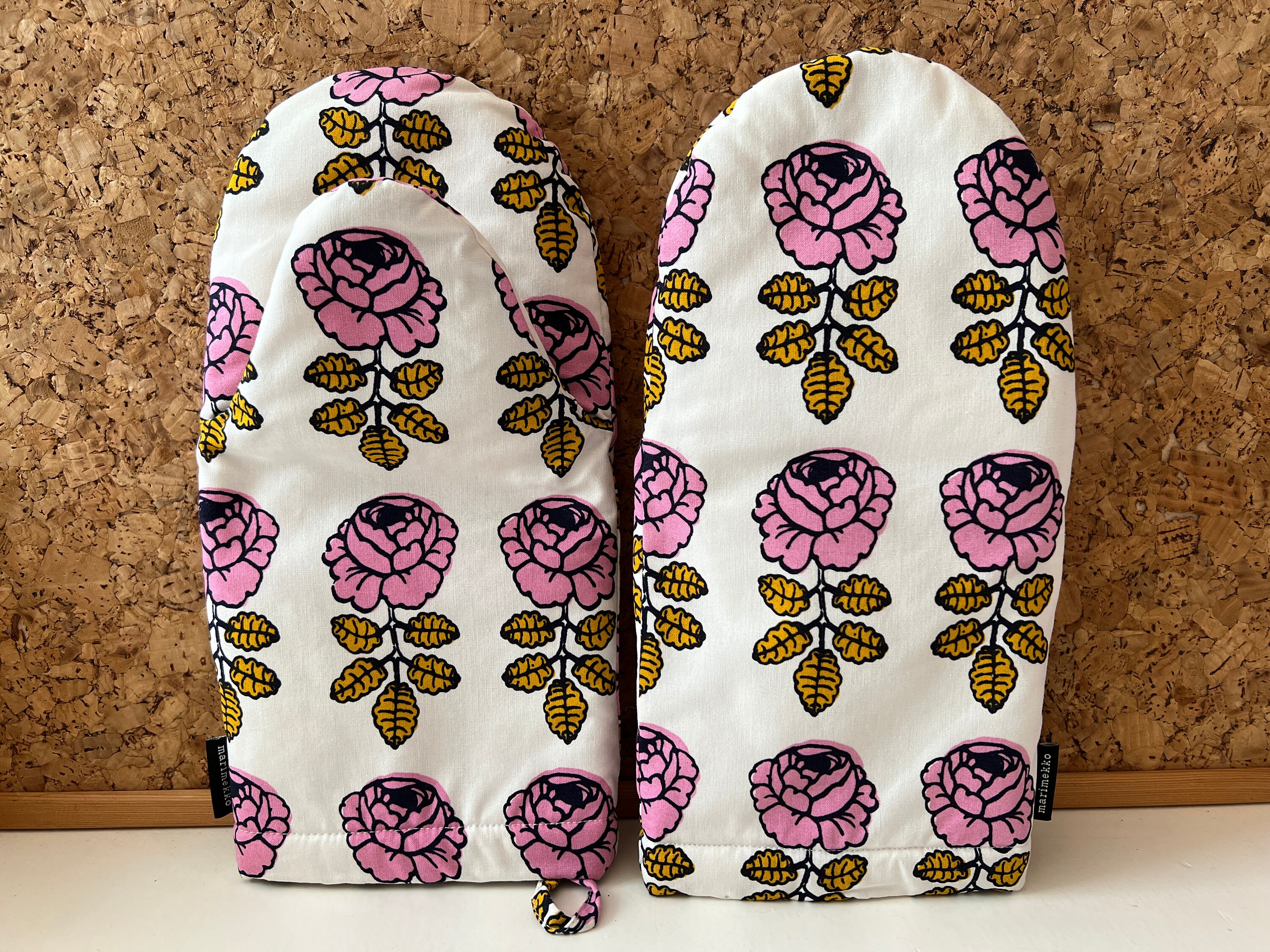 Marimekko Vihkiruusu Pair of Oven Gloves Made in Finland