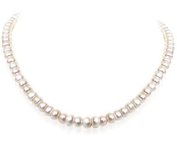 Single line pearl best sale necklace