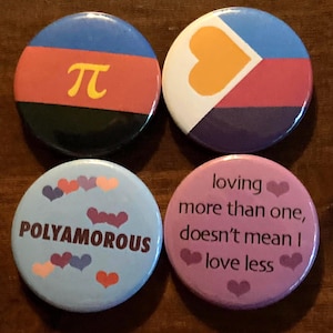 Polyamory Buttons und Magnete: Herz Unendlichkeit und mehr lieben als eins bedeutet nicht, dass ich weniger liebe, Flaggen
