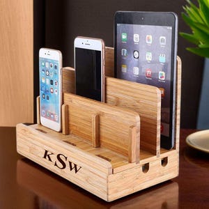 Holz Dockingstation - Herrendiener - Herrendiener - Nachttisch Organizer - Ladestation - Uhrenständer - Personalisiertes Geschenk