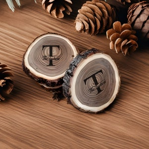 Ensemble de sous-verres en bois gravés Live Edge : sous-verres rustiques personnalisés