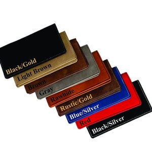 K&ouml;nnte beinhalten: Eine Sammlung rechteckiger Geldb&ouml;rsen in verschiedenen Farben, darunter Schwarz, Braun, Grau und Rot. Jede Geldb&ouml;rse ist mit einer Farbe und einem metallischen Akzent versehen, wie "Black/Gold" oder "Blue/Silver".