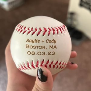 Béisbol personalizado grabado con láser: regalo para portador de anillos