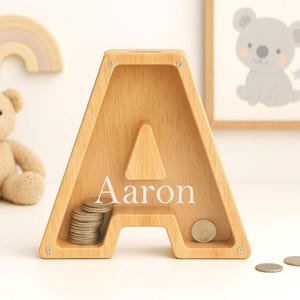 Cofrinho de madeira com letras – Cofrinho personalizado com nome | Decoração moderna para quarto de bebê, Presente para chá de bebê