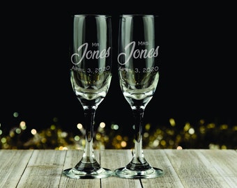 Personalized Mr and Mrs Champagne Flutes, Personalized Mr and Mrs Champagne Glasses, Engraved Wedding Toasting Glasses