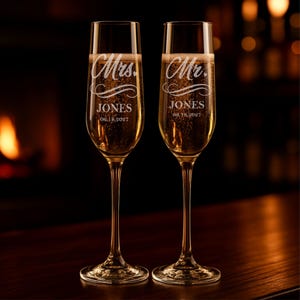 Personalisierte Hochzeits-Champagnerflöten: Braut & Bräutigam, die Gläser anstoßen