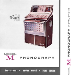 Puede incluir: Un fonógrafo vintage Rowe AMI modelo M, una máquina de discos marrón y plateada con un altavoz grande en el lado derecho. La máquina de discos tiene una parte frontal de vidrio con un panel de selección y una pequeña pantalla. La imagen es de un manual de instrucciones.