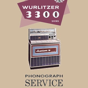 Può includere: Un manuale di servizio per fonografi Wurlitzer serie 3300 vintage con un'illustrazione in bianco e nero di un jukebox sulla copertina. Il jukebox ha un pannello frontale blu e rosso con il testo "Americana III" su di esso.