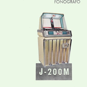 以下が含まれることがあります： 「AMI」と「J-200M」の文字が書かれた、白と銀のビンテージジュークボックス。ジュークボックスはガラス製の前面に、レコードのセレクションが映っています。「MANUALE DI SERVIZIO PER FONOGRAFO」という文字が画像の上部に、「MICRO'TECNICA」という文字が画像の下部に書かれています。