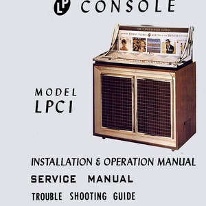 Può includere: Un jukebox vintage Seeburg LP Console con finitura in legno e griglia metallica. Il jukebox ha una selezione di dischi nella parte superiore e un giradischi nella parte inferiore. Il testo sul davanti del jukebox recita "The Candlelight Judge" e "Finest Stereo Albums of the Month".