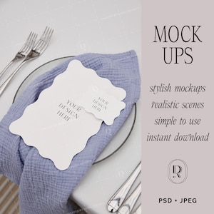Pode incluir: Uma maquete de uma mesa posta com um cartão branco com o texto "Your Design Here" em uma toalha de mesa azul em um prato branco. O texto "MOCK UPS" está no canto superior direito da imagem. O texto "stylish mockups, realistic scenes, simple to use, instant download" está abaixo do texto "MOCK UPS". O texto "PSD + JPEG" está no canto inferior direito da imagem.
