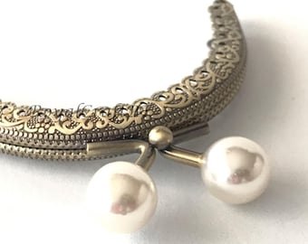 1 telaio per borsa in metallo color bronzo con fori per cucire 8,5 8,5 cm 3,35 pollici, telaio per portamonete rotondo, decorazione di perle bianche, fermagli per borse di perle