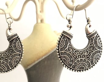 1 Pair of filigree earrings in silver color, Viana's hearts, portuguese jewelry, traditional jewelry, heart of viana, Portugal, Filigrana